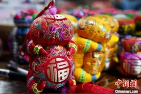 失传“麽乜”技艺复兴 广西壮族香囊飘香海外图片