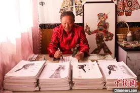 唐山七旬皮影艺人潜心“影卷”创作30余年 皮影戏里写乾坤图片
