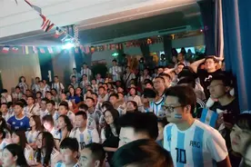 成立16年的球迷协会再迎世界杯：相识结婚的男女会员，如今携女儿为梅西加油图片