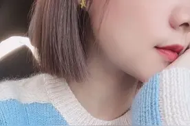 清新百搭的女士婴儿蓝拼色羊绒衫（有编织说明）图片