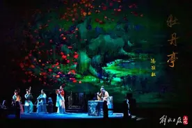 “昆四班”罗晨雪、胡维露挑梁全本《牡丹亭》开演前后台静悄悄图片