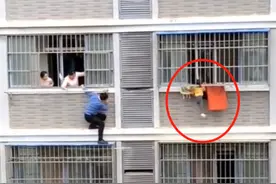 拿命救人！女童头部被卡身体悬在半空，男子徒手爬外墙托举图片