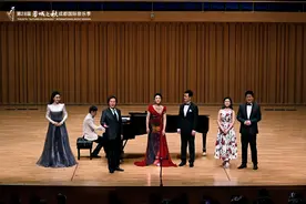 男高音戴玉强：舞台上很多东西到手机里就变味了图片