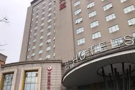 母婴会所做红光理疗后腹部出现水泡 诊断为红光烧伤Ⅲ度术后又多了两道疤痕图片