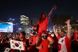 沙特日本都赢了，韩国队世界杯首战平乌拉圭，韩国球迷反应图片