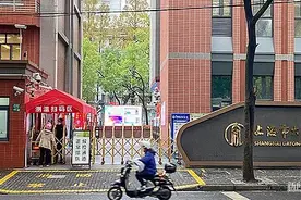 学校旁开了6家足浴店，家长试探后吓坏：“有女的穿着暴露”图片