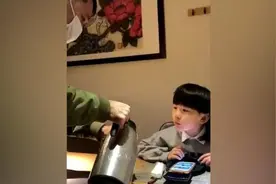 两年未见的爸爸假扮服务员，孩子认出瞬间哭了视频封面