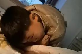 男孩化身“宠妹狂魔”，做作业也不离开：我也是有妹妹的人了图片
