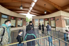 现场图文｜上海迪士尼乐园恢复运营首日，部分游乐项目排队仅5～10分钟图片