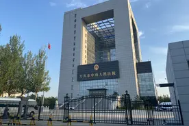 男子杀人服刑4年多获假释后用旧伤诬陷他人，并案再审判无期图片