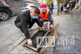寻找武汉最美城管人｜自制神器扮靓环境，贴心服务为商户解忧，户部巷管家桂杰：守护百年老巷烟火图片