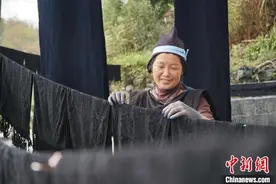 广西“活化石”民族将历史“穿”背上 盛装售价达上万元图片