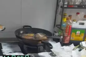 女子炸糖糕遭遇炸锅，热油飞溅胳膊被烫伤图片