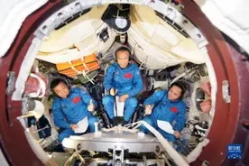 英雄披甲征太空——记神舟十五号航天员图片