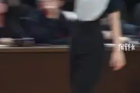 大二女生担任篮球裁判飒气十足图片
