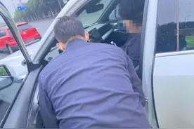 看球喝酒“断片”，南宁一男子驾车撞上绿化带后呼呼大睡图片