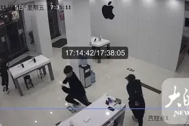 江苏俩男孩假装买手机抢走两部iPhone14 当地警方：已接手处理图片