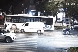“头好痛！发生了什么？！”一女子躺在杭州街头呻吟……图片