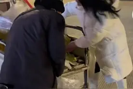 老人夜晚在寒风中卖白菜，90后女子买下全部：想让他早点回家图片