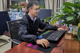 赴新疆一年后，“灵魂画手”决定扎根西部做下一代“白杨”图片