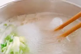 炖肉、榨果汁时的泡沫是精华还是脏东西？该不该撇掉？图片