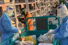 超市店员支援社区当起“跑腿员”，北京朝阳居民为“大白”送温暖图片