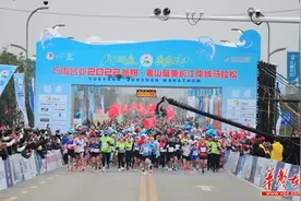 2022岳阳·君山最美长江岸线马拉松赛开赛图片