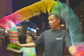 湖北小伙卖彩虹圈单日最高赚1.3万：收了300多个徒弟，想把彩虹圈表演做成培训课图片