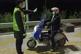 导航误导，外卖小哥骑着电驴冲上高速图片