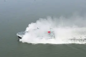 “野牛”练硬功→抢滩登陆图片