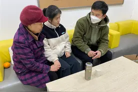 大学老师来家访，家长感慨“我们更放心了”图片