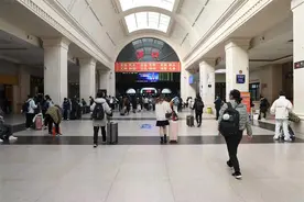 湖北武汉：火车站停止查验核酸证明 客流稳中有升图片
