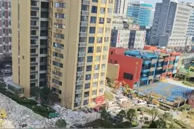 小区垃圾堆成“隧道”业主“都没地方下脚”社区：清理费要一千万图片