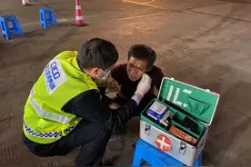 司机出了点小意外额头血流不止，收费员细心救助图片