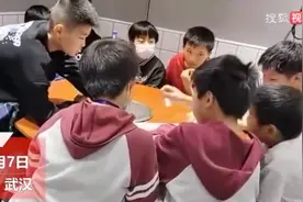 小学生AA吃烧烤店主主动优惠：“看到小朋友们开心自己也高兴”图片