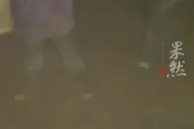 男子路上遇见小学生回家，雪天穿着单薄还穿着凉鞋图片