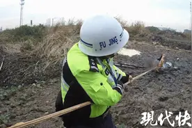 男孩深陷淤泥，民警拉竹竿“拔河”救人图片