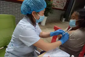 疫情中的“软肋”：养老院老人希望打完疫苗自由出行，但几乎所有子女都反对，只好绕开孩子去医院接种图片