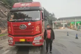 货车高速肆意倒车，四川高速交警给予扣12分处置图片
