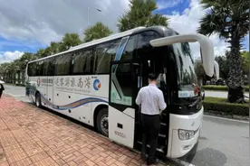 中旅奋建自贸港·基层人物丨中旅（海南）旅游客运有限公司运营管理中心经理金墅：坚持“诚信经营 优质服务”发展理念图片