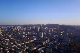 寒风吹走弥天大雾，济南蓝天透明黄河沿岸景物可见图片
