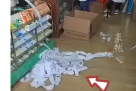 药店外卖爆单，忙坏了工作人员，门口挤满了等待取货的外卖小哥图片