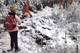 成都九峰山一男子发生滑坠 目击者：坠落高度近7米，伤者已送医图片