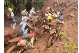 摩托车越野比赛，车辆纷纷陷入泥里出不来图片