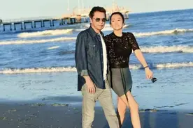 56岁女星巩俐牵手老公海边散步，网友：这大概就是嫁给爱情的样子吧图片