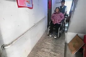 坐着轮椅也可以进出自由  无障碍改造让残疾人生活更美好图片
