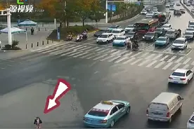 惊险！两岁女童在车流中行走，外卖小哥“百米冲刺"将娃抱起图片