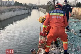 六旬老人冬日捡废品不慎落水，民警消防员及时救援图片