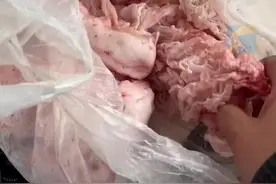 收废品老奶奶想5毛钱买1斤肉 暖心肉摊老板直接免费送5斤图片