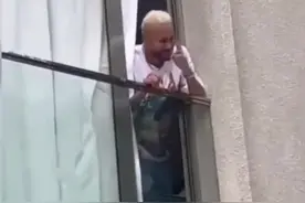 逐梦世界杯丨内马尔回到巴西，在妹妹家中与粉丝互动图片
